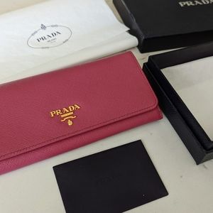 NWT Prada large Saffiano wallet 1M1132